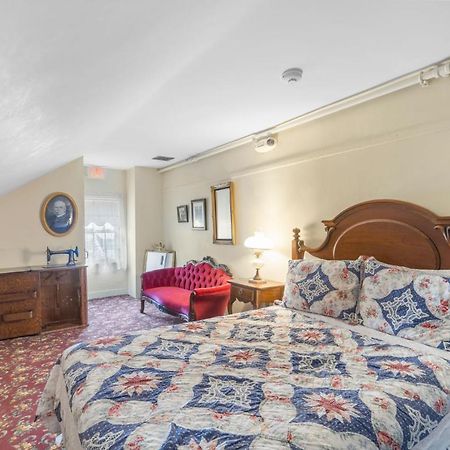 Lizzie Borden House Bed & Breakfast Фол Ривър Екстериор снимка