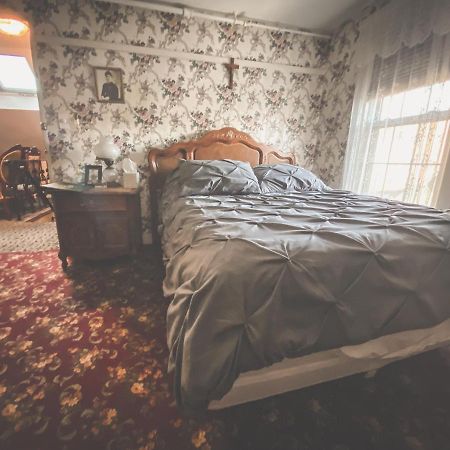 Lizzie Borden House Bed & Breakfast Фол Ривър Екстериор снимка