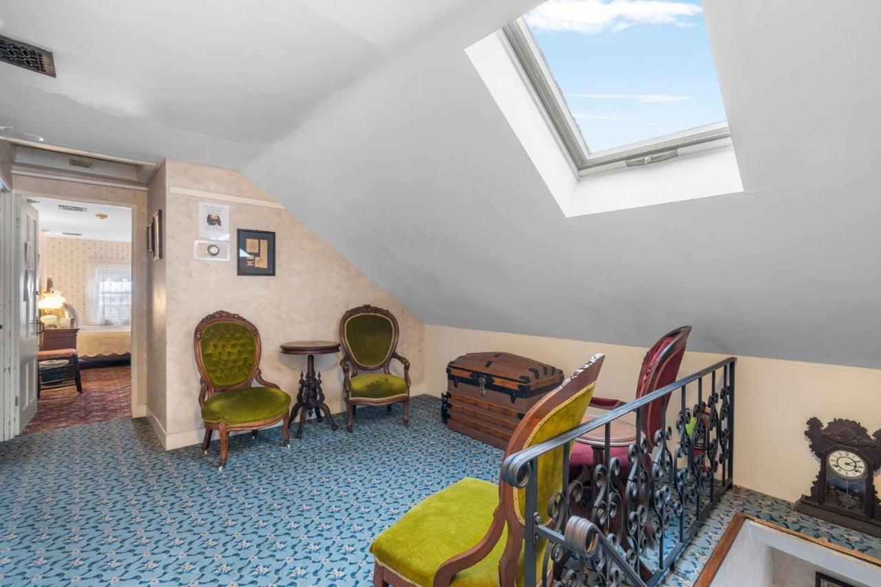 Lizzie Borden House Bed & Breakfast Фол Ривър Екстериор снимка