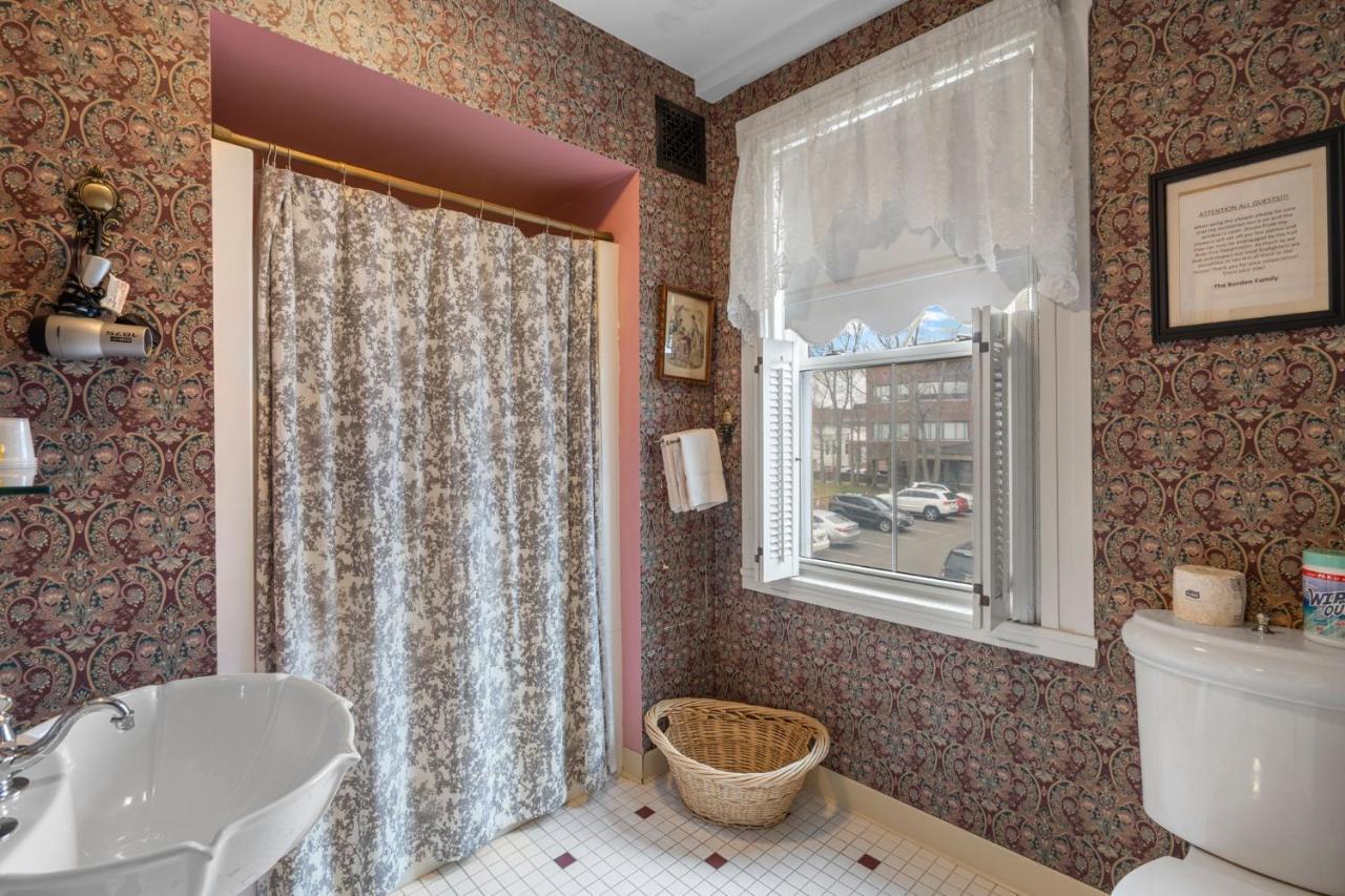 Lizzie Borden House Bed & Breakfast Фол Ривър Екстериор снимка