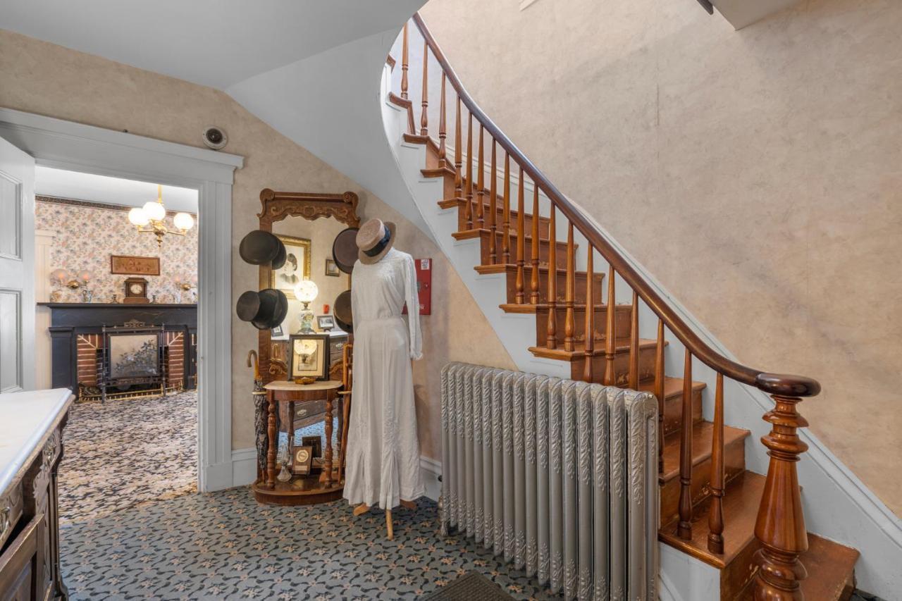 Lizzie Borden House Bed & Breakfast Фол Ривър Екстериор снимка