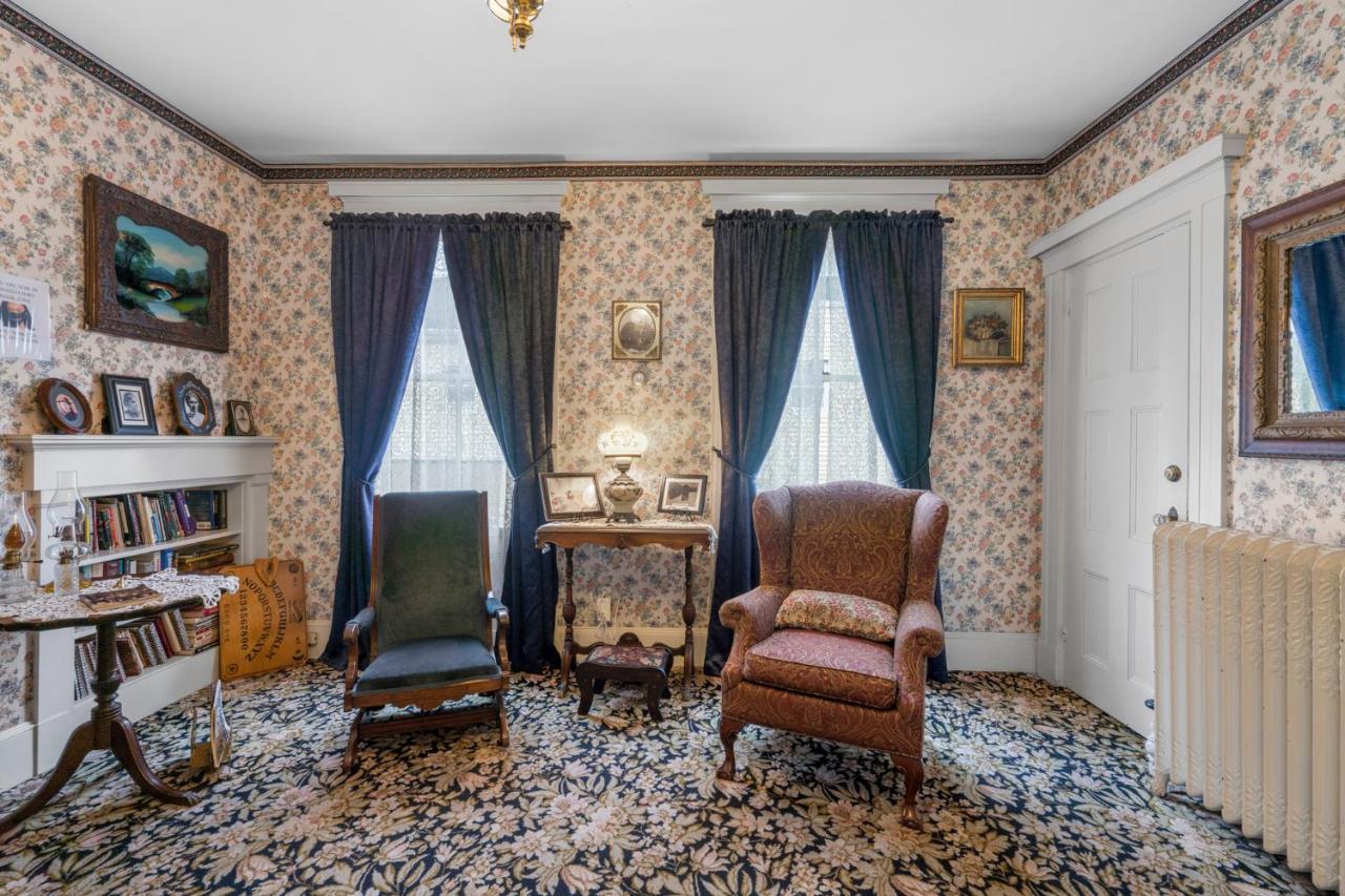 Lizzie Borden House Bed & Breakfast Фол Ривър Екстериор снимка