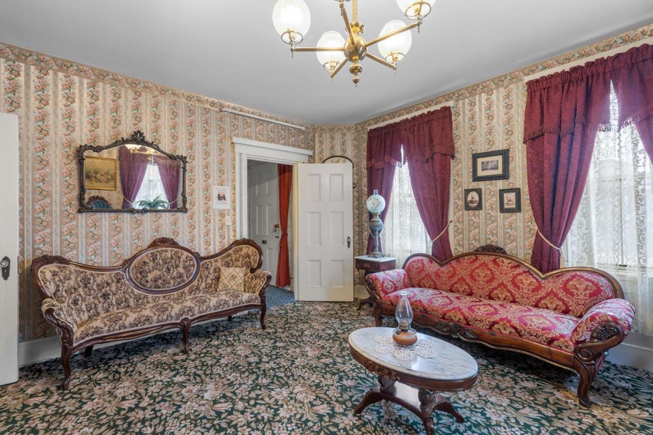 Lizzie Borden House Bed & Breakfast Фол Ривър Екстериор снимка