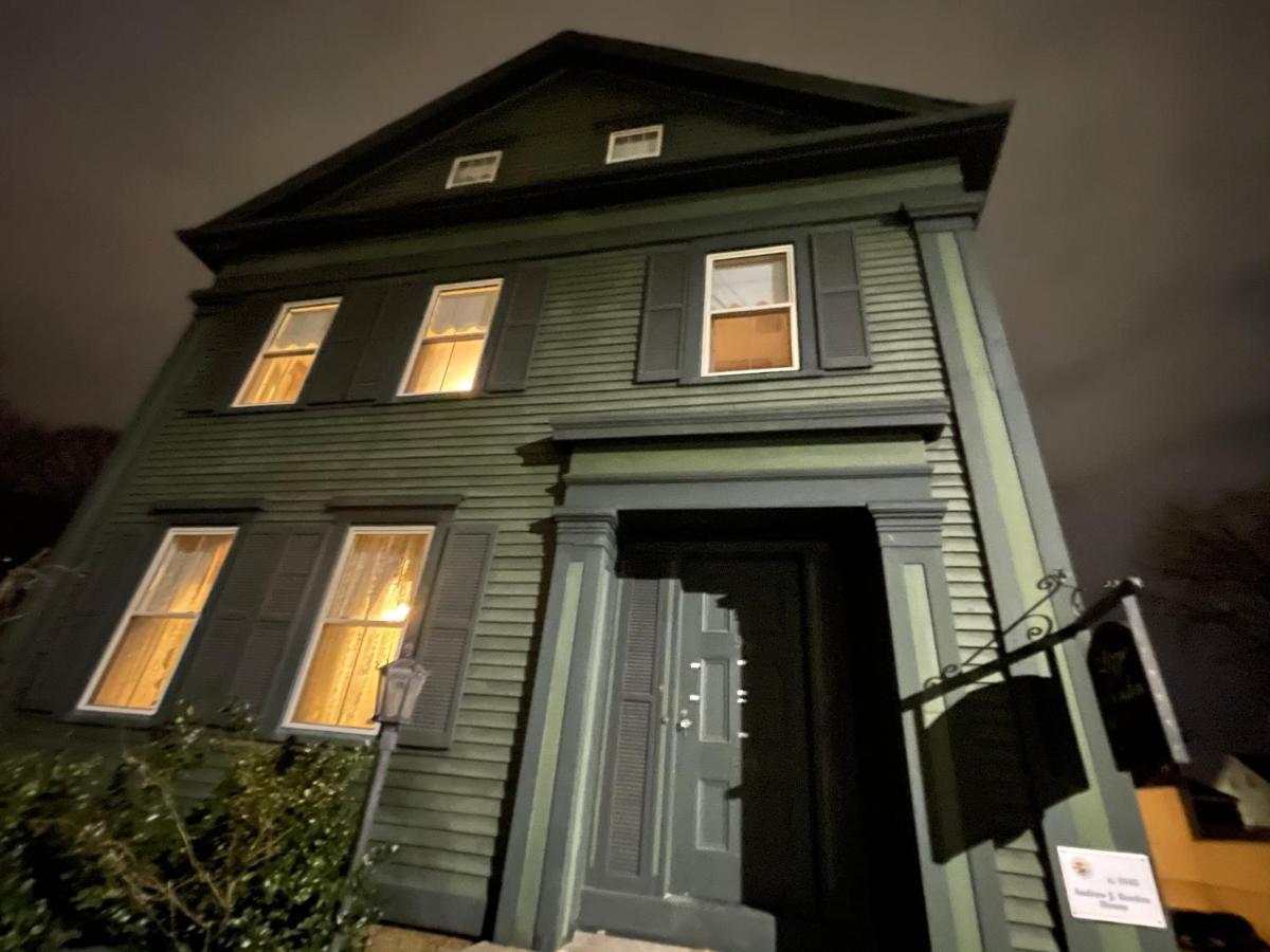 Lizzie Borden House Bed & Breakfast Фол Ривър Екстериор снимка