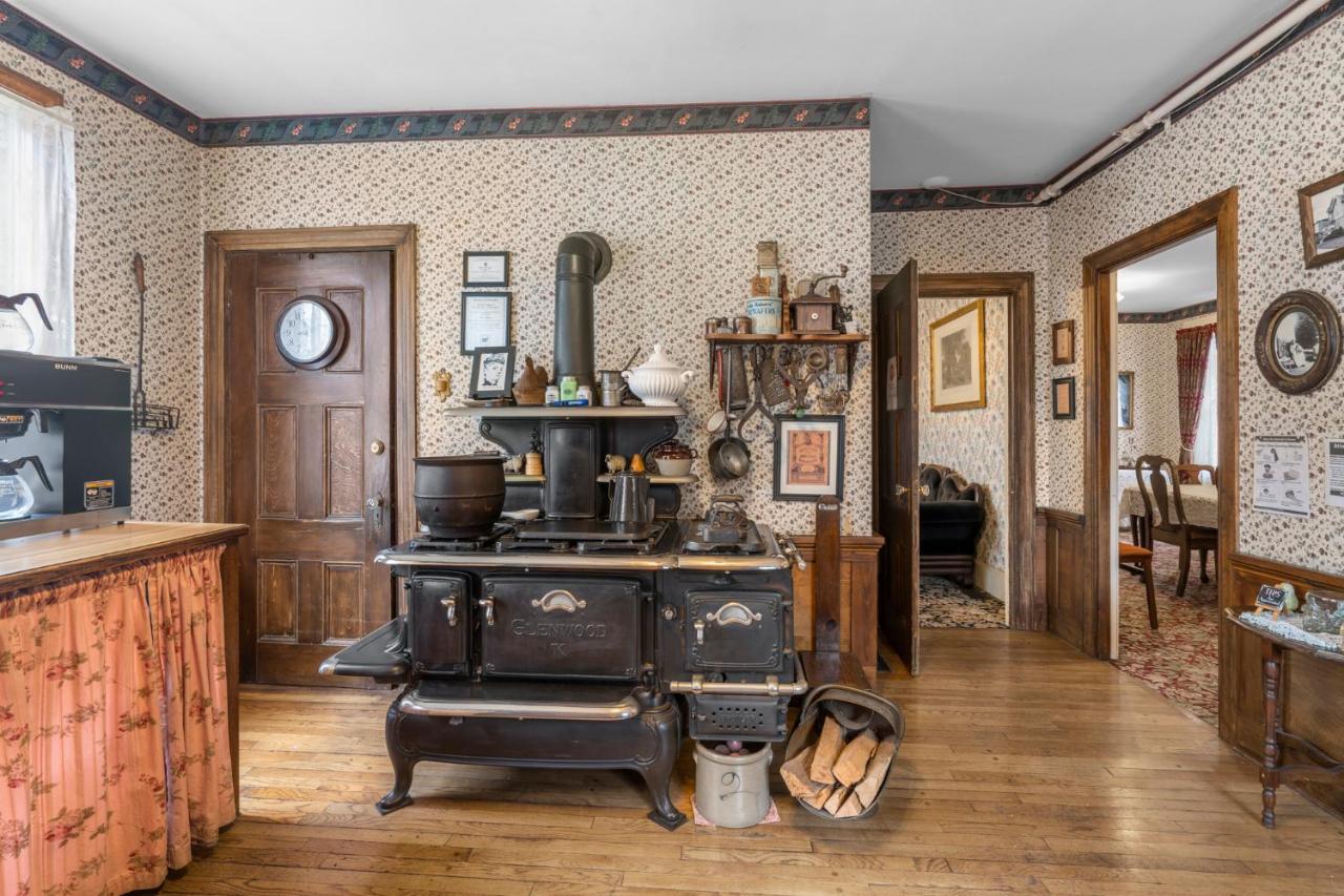 Lizzie Borden House Bed & Breakfast Фол Ривър Екстериор снимка