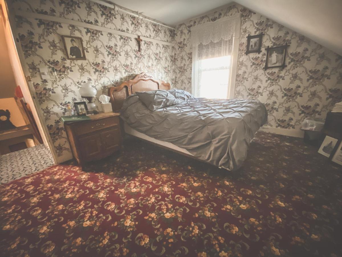 Lizzie Borden House Bed & Breakfast Фол Ривър Екстериор снимка