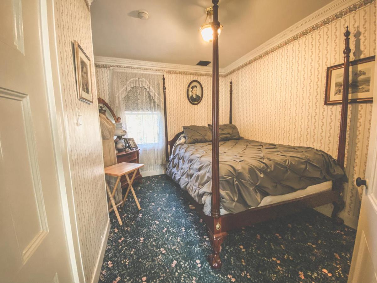 Lizzie Borden House Bed & Breakfast Фол Ривър Екстериор снимка