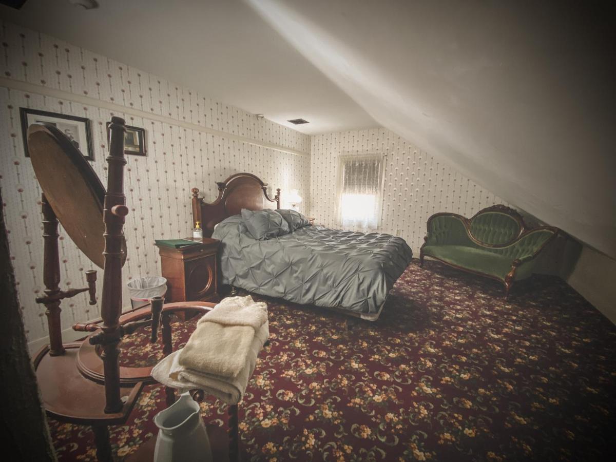 Lizzie Borden House Bed & Breakfast Фол Ривър Екстериор снимка