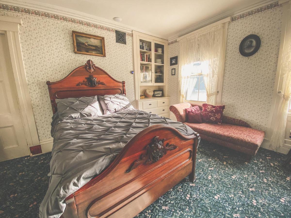 Lizzie Borden House Bed & Breakfast Фол Ривър Екстериор снимка