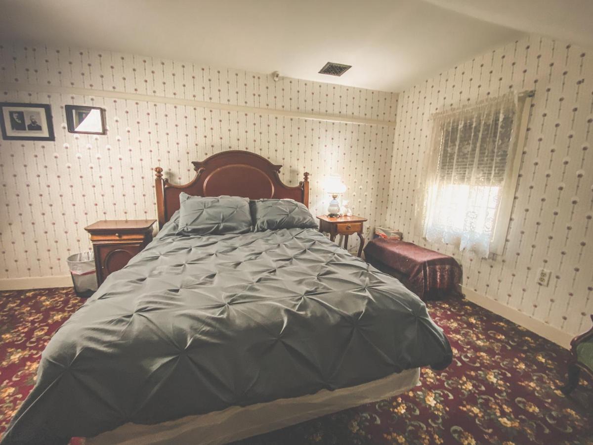 Lizzie Borden House Bed & Breakfast Фол Ривър Екстериор снимка