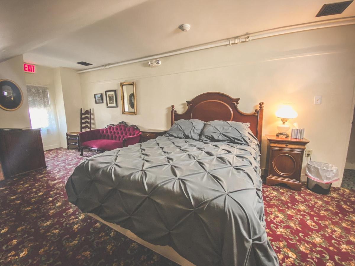 Lizzie Borden House Bed & Breakfast Фол Ривър Екстериор снимка