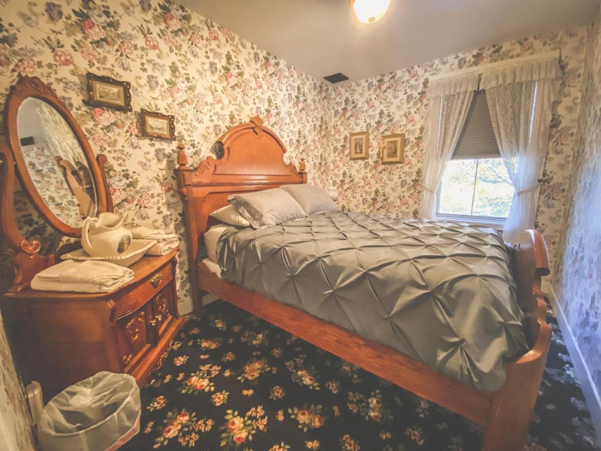 Lizzie Borden House Bed & Breakfast Фол Ривър Екстериор снимка