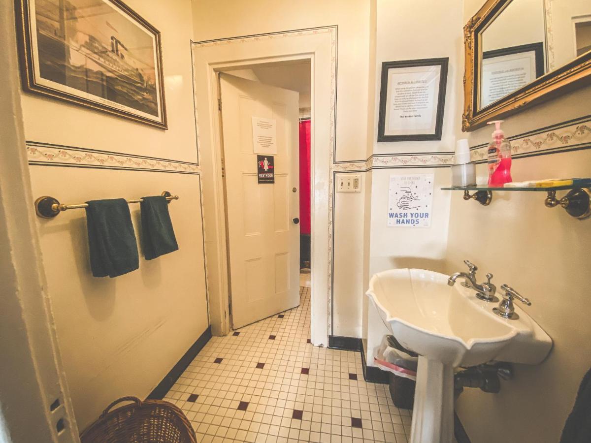 Lizzie Borden House Bed & Breakfast Фол Ривър Екстериор снимка