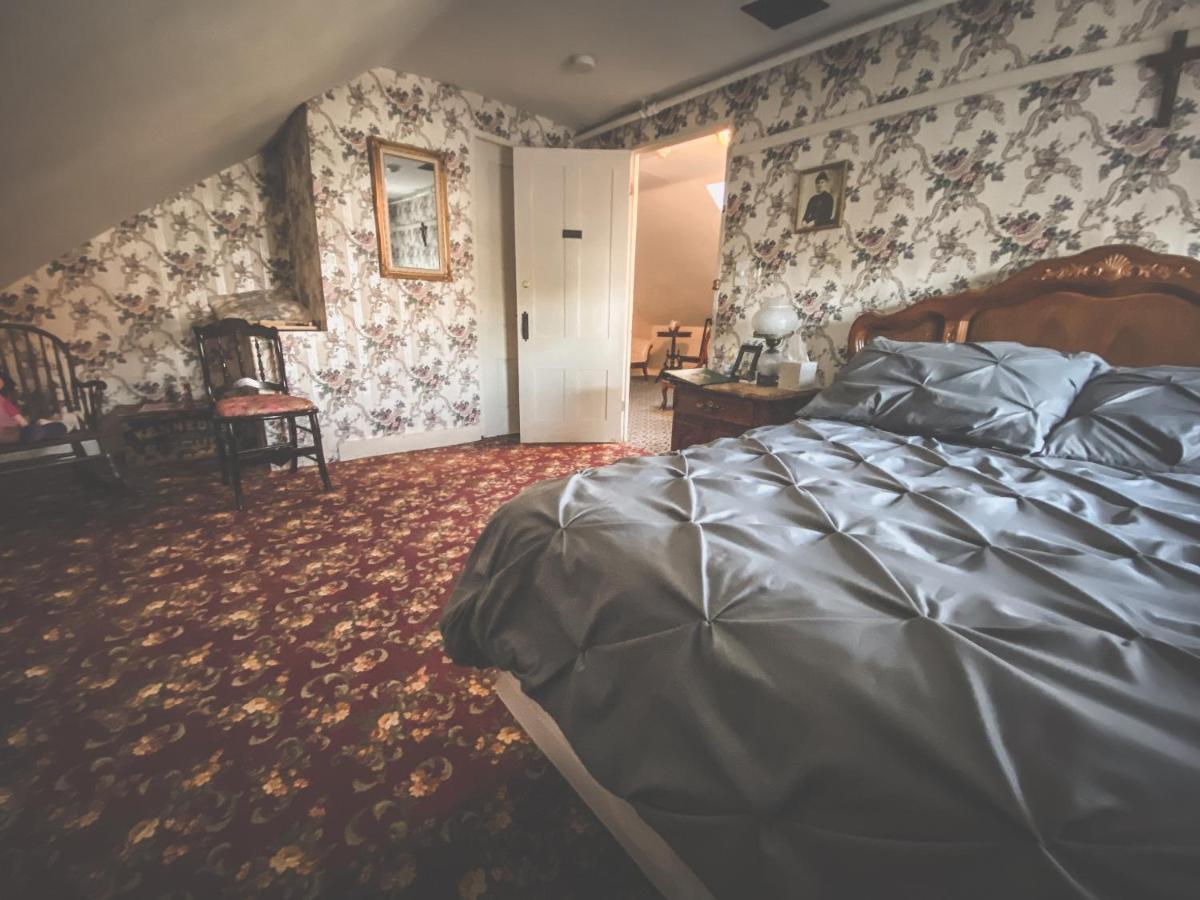 Lizzie Borden House Bed & Breakfast Фол Ривър Екстериор снимка