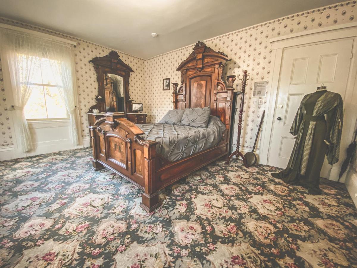 Lizzie Borden House Bed & Breakfast Фол Ривър Екстериор снимка