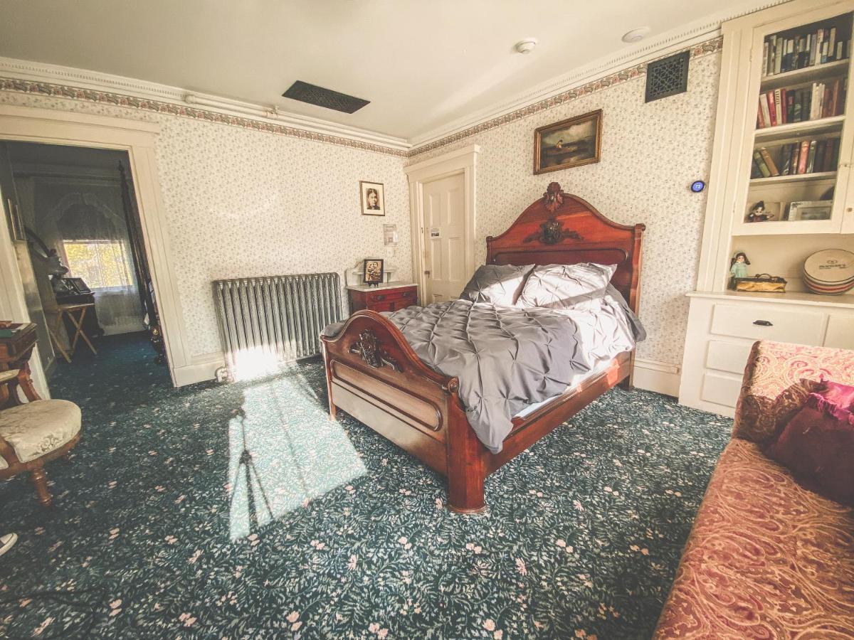 Lizzie Borden House Bed & Breakfast Фол Ривър Екстериор снимка